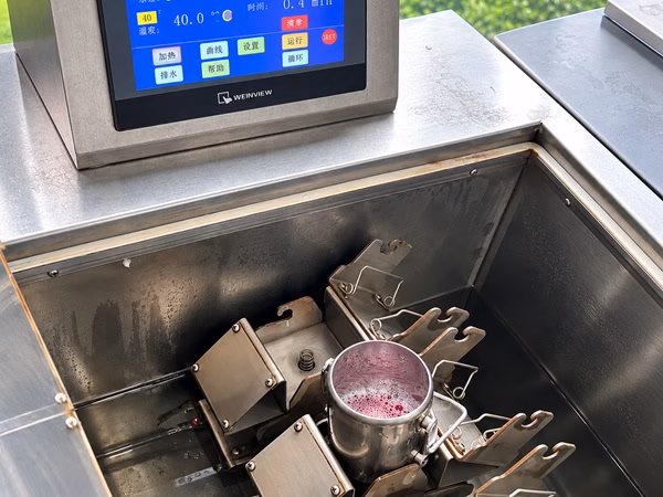 Wash colorfastness testing machine used for fabric testing at Varytex